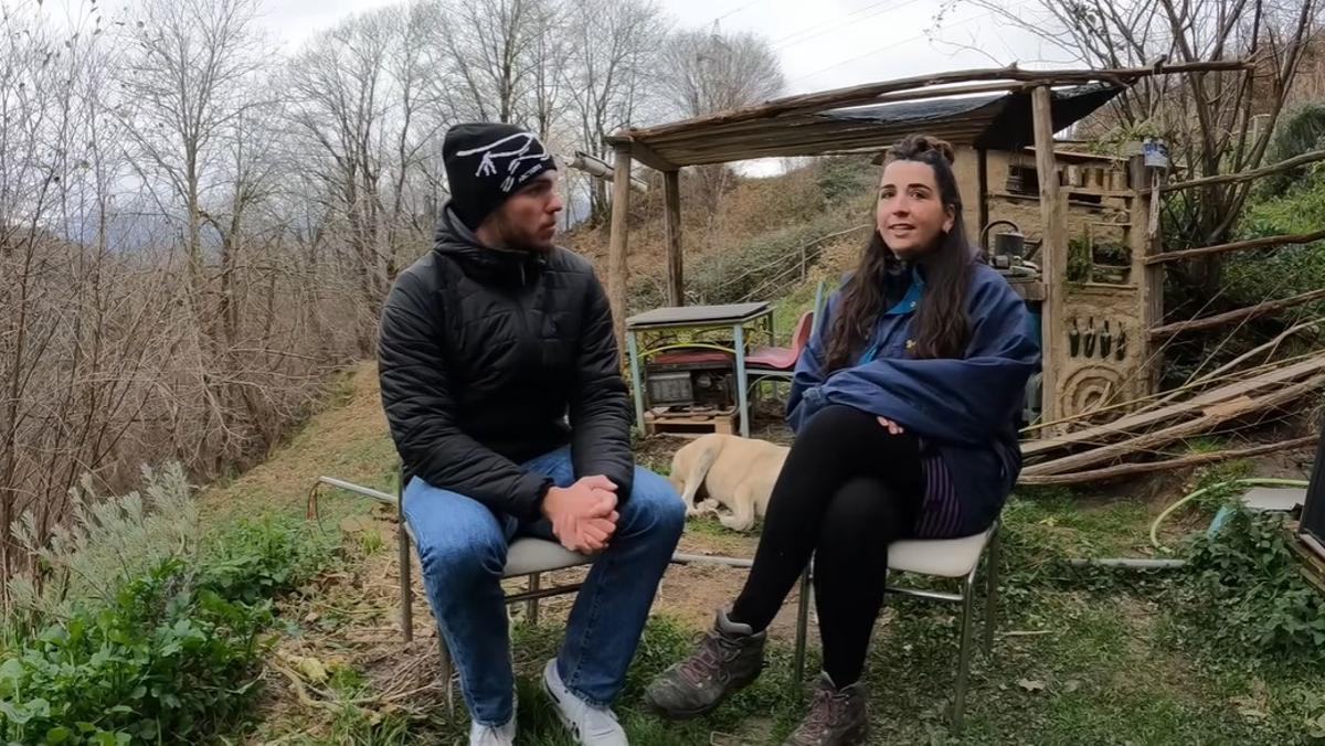 María junto a Arnau Serrado (propietario del canal de YouTube) en el exterior de su casa.