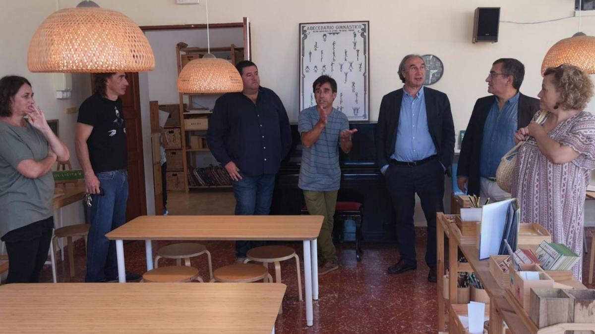 Visita del conseller de Educación, Martí March, a Son Carrió, ayer por la mañana. | BIEL CAPÓ