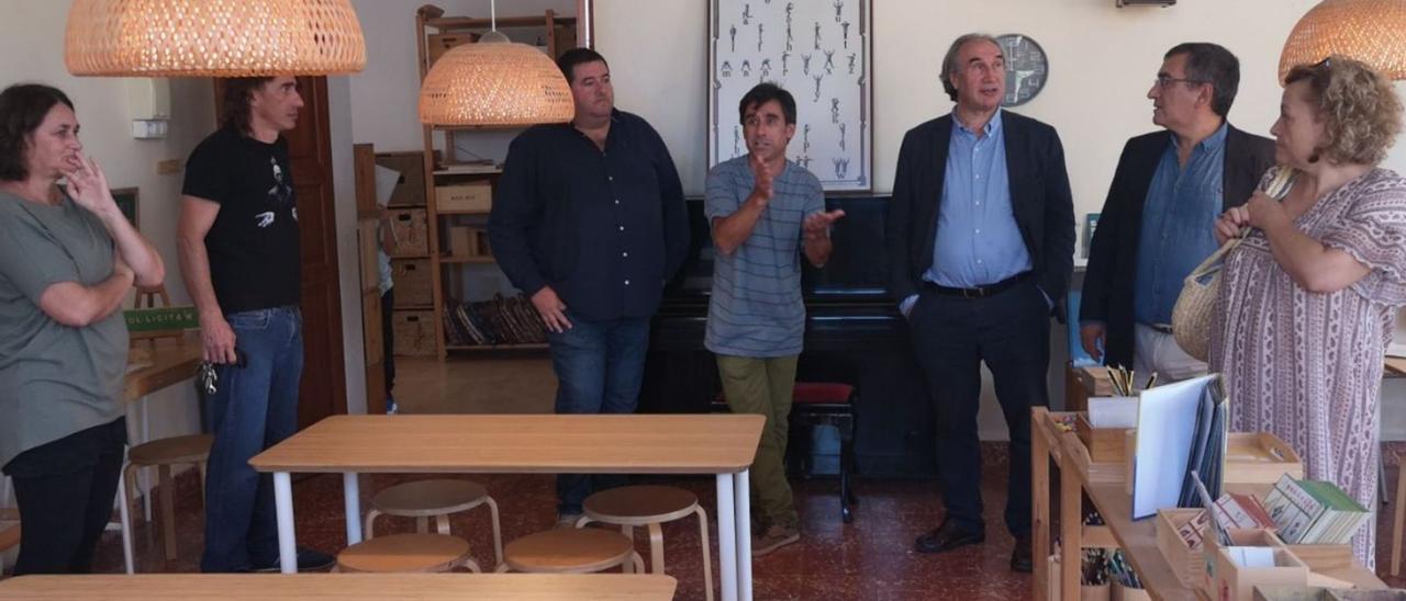 Visita del conseller de Educación, Martí March, a Son Carrió, ayer por la mañana. | BIEL CAPÓ