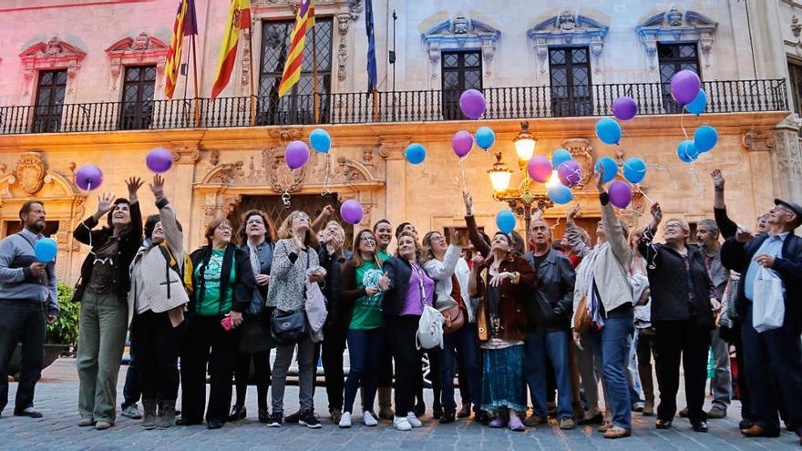 Cort ilumina su fachada de azul y púrpura por la enfermedad de Huntington