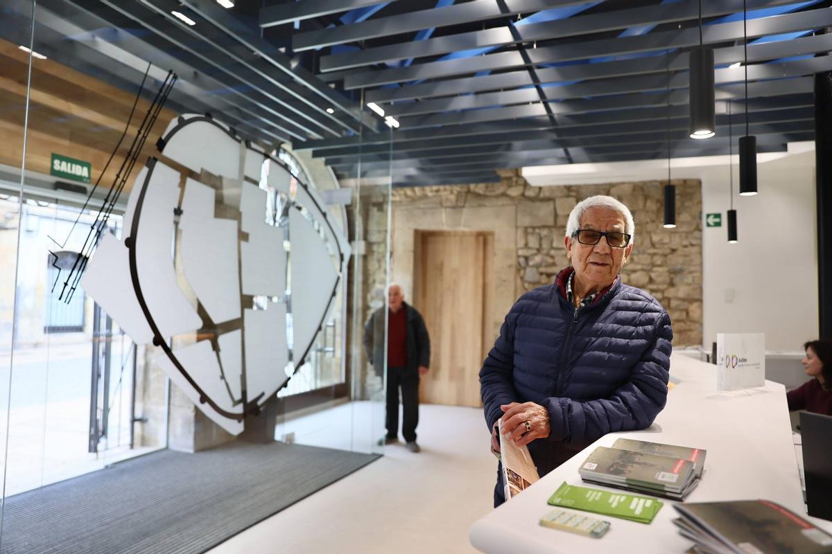 Avilés. Oficina de turismo. Reportaje con visitantes y trabajadores en las renovadas instalaciones