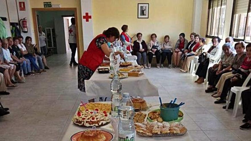 Una voluntaria prepara las tapas saludables presentadas al concurso por usuarios de Cruz Roja.
