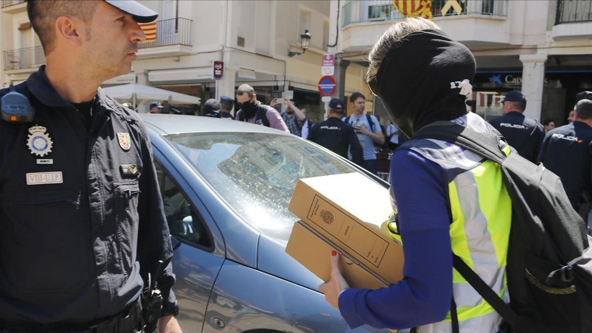 Agentes de la Policía Nacinal durante el registro en Reus.