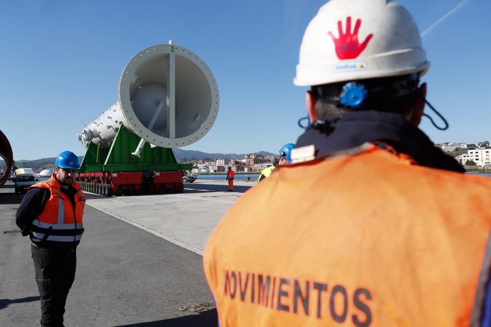 El operativo de carga de la pieza en el muelle de Valliniello.