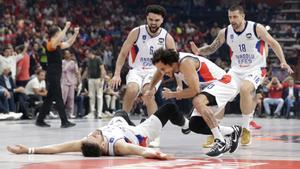 Micic, en el suelo, y Larkin celebran la victoria del Efes en la última final de Euroliga en Belgrado