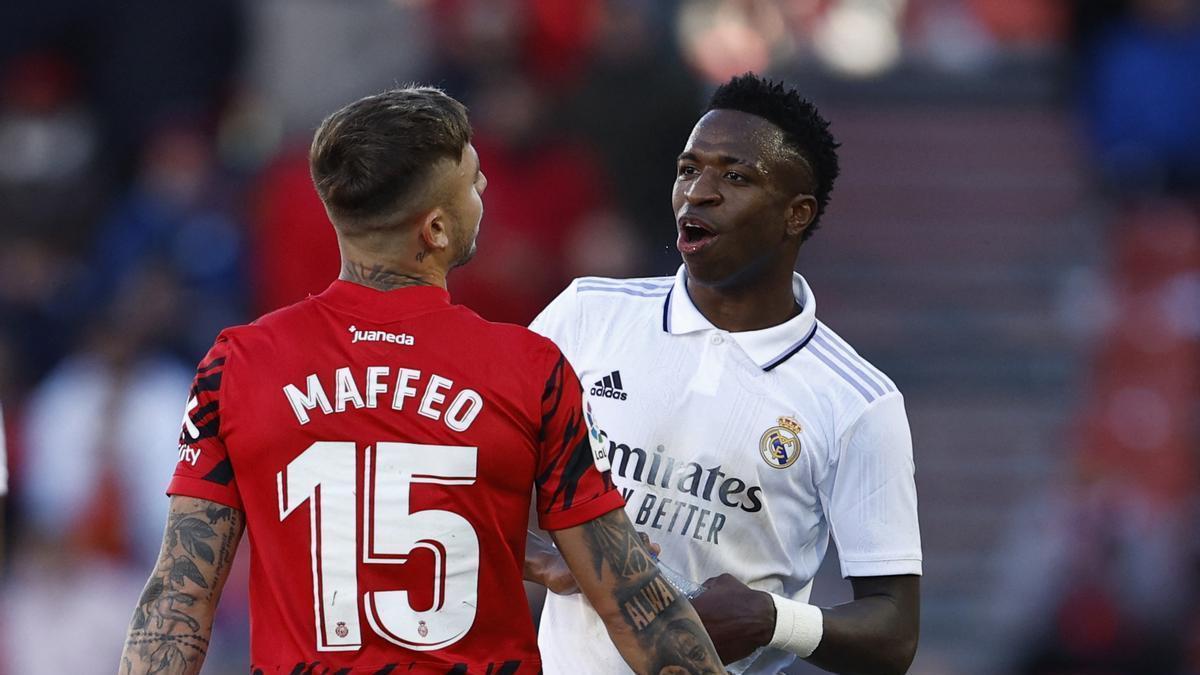 Vinicius y Maffeo se lanzan reproches durante el partido en Son Moix.