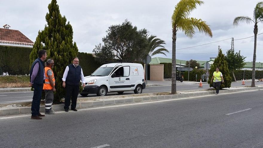 Alhaurín embellece la avenida de las Américas