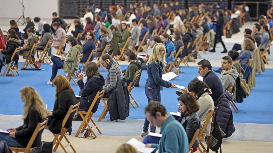 Un grupo de opositores se examinan en Vigo. // M.G. Brea