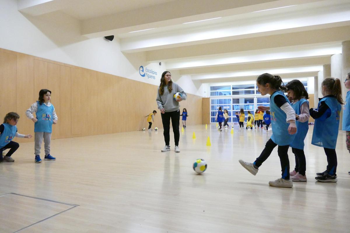 Escolàpies Figueres impulsa el futbol femení amb el projecte Playmakers de la UEFA i Disney