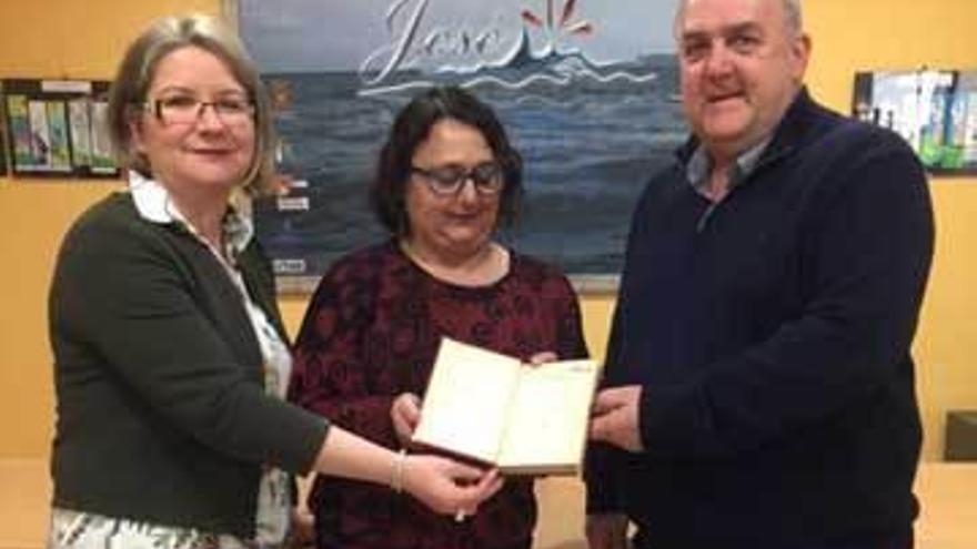 Cecilia Tascón, Carmen Dintén y Francisco Javier Méndez, ayer, con el ejemplar cedido, en Candás.