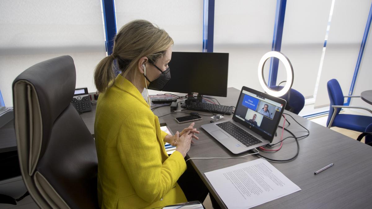 Silvia Tomás, directora de Levante TV, condujo el encuentro sobre la huella de carbono.