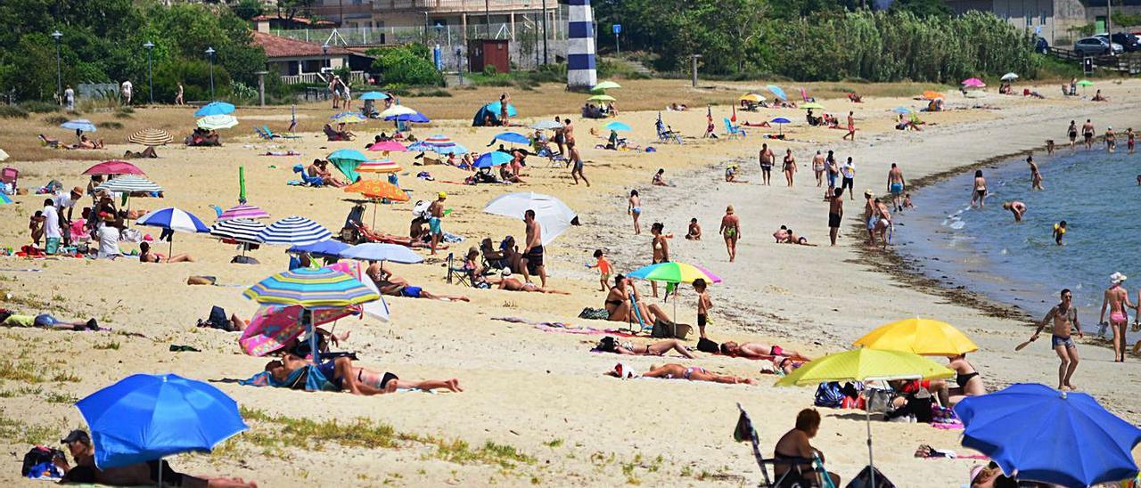 Bañistas, ayer, en la playa de Rodeira manteniendo la distancia social.   | GONZALO NÚÑEZ