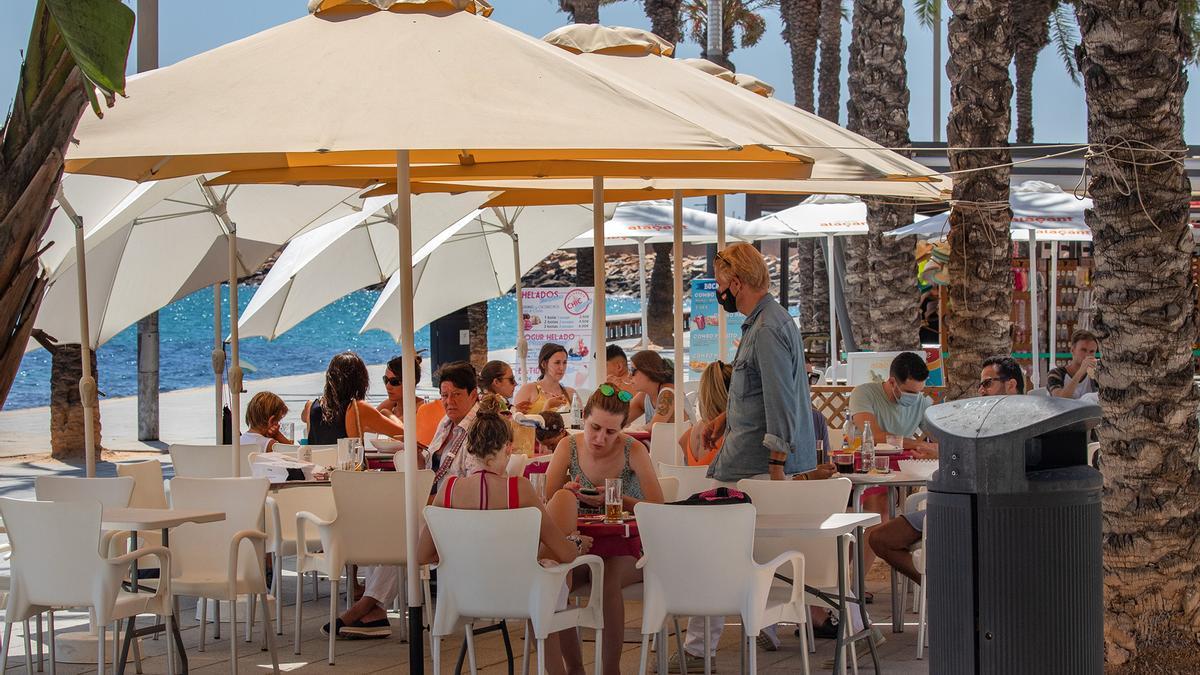 Imagen de este verano de una terraza en la fachada marítima de Torrevieja