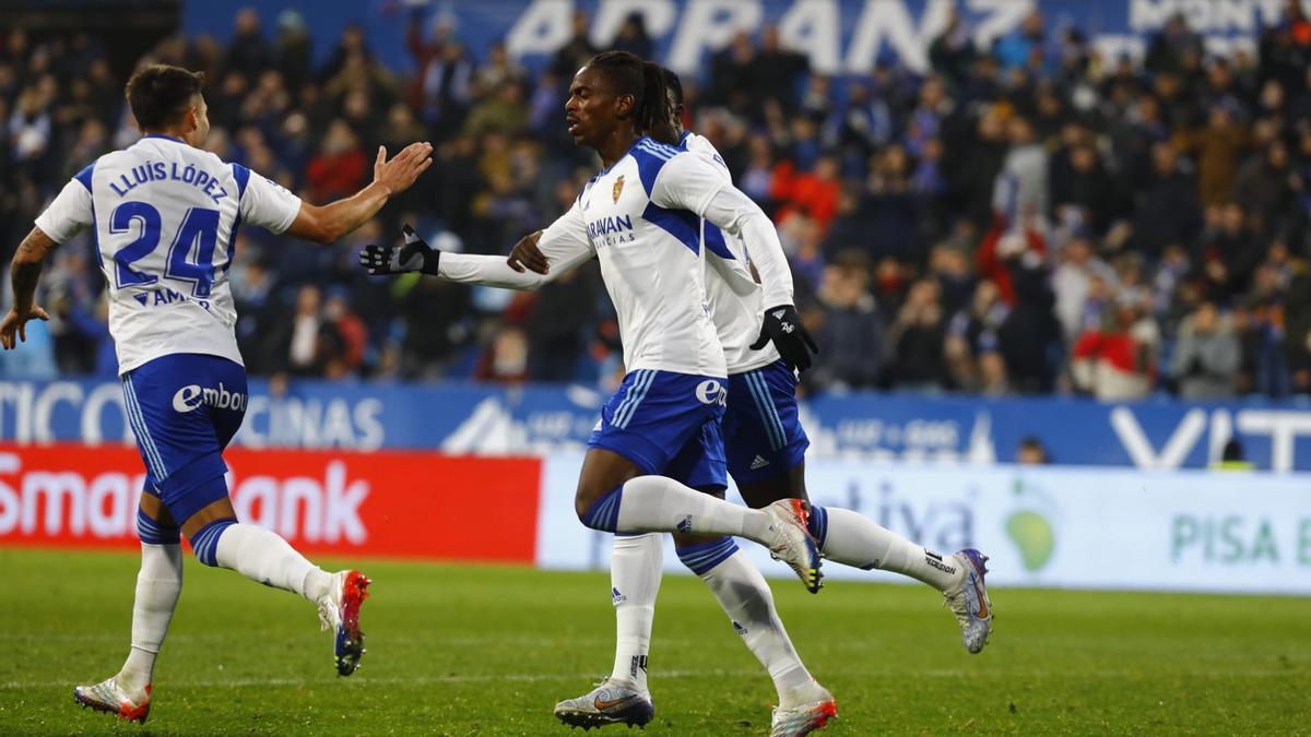 Jair se saluda con Lluís López tras el primer gol del Real Zaragoza