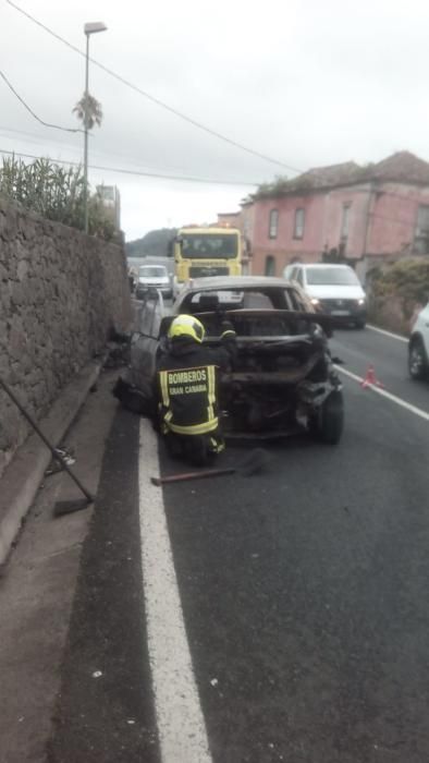 Incendio de un coche en la GC-15