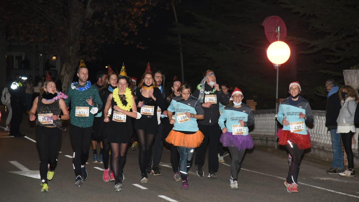 Grup de participants que han seguit la tradició de córrer disfressats