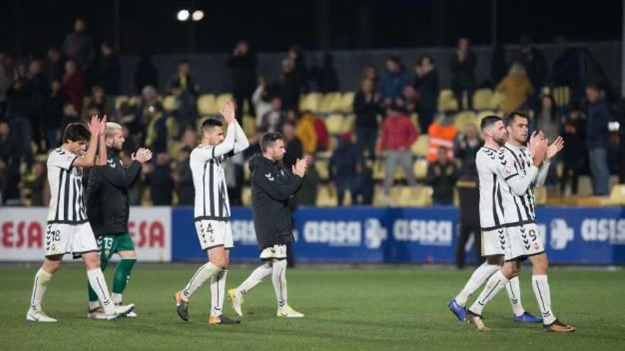 Los jugadores del Castellón aplauden a su afición tras el partido contra el Villarreal B.