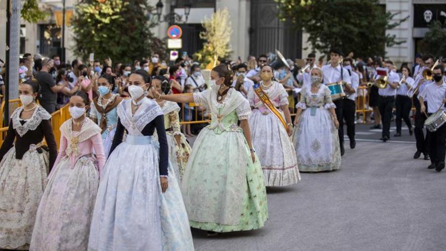 Las falleras desfilaron en filas, con mascarillas y con distancia de seguridad. | G.CABALLERO