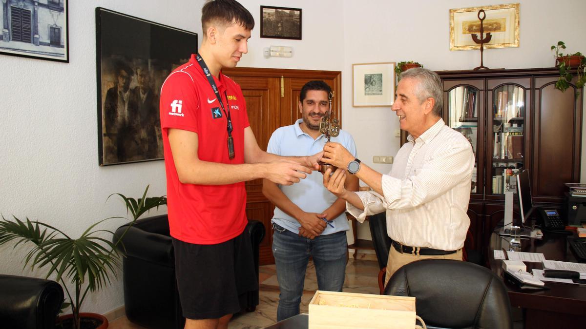 El jugador recibe un velón de Lucena de manos del alcalde.