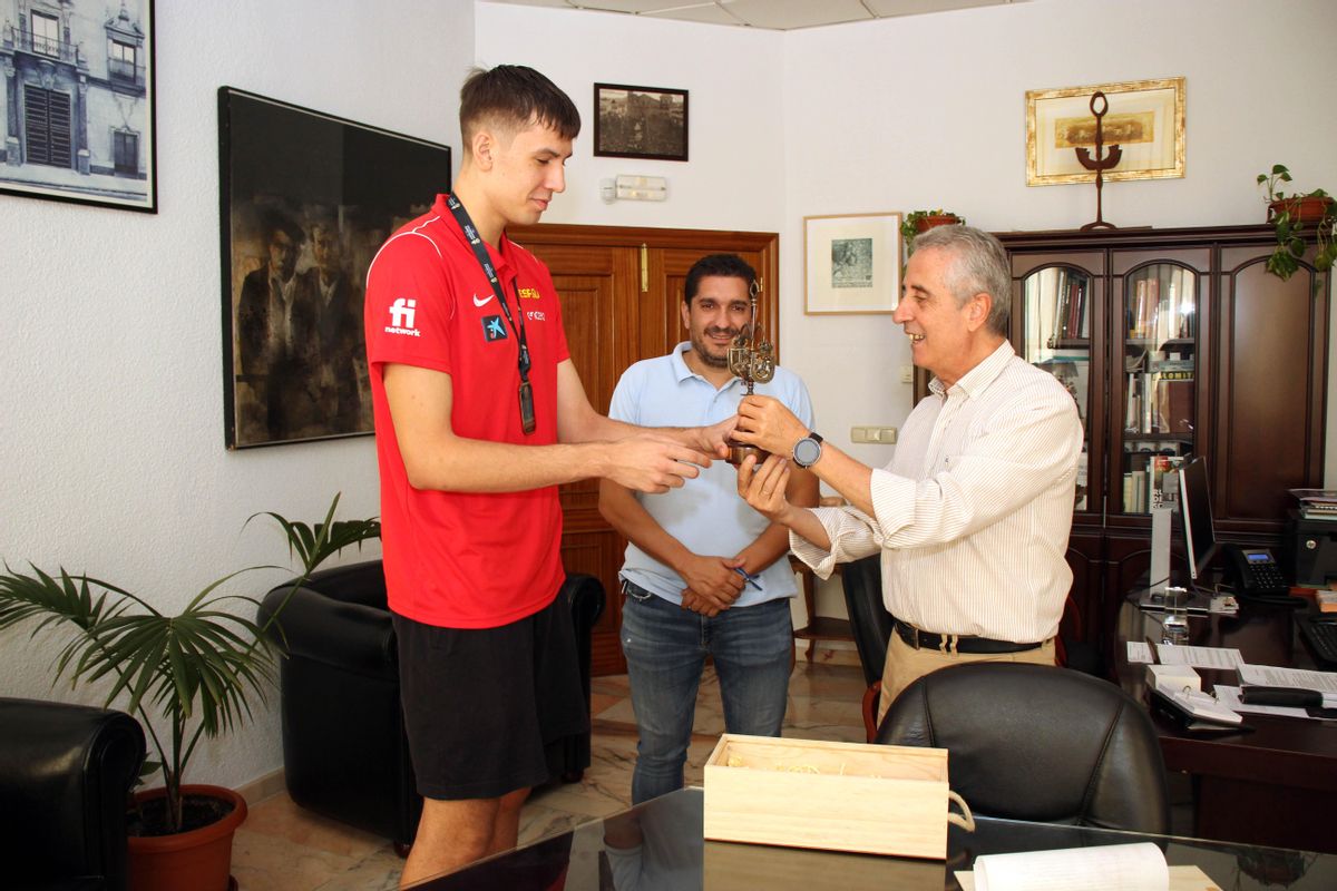 El jugador recibe un velón de Lucena de manos del alcalde.