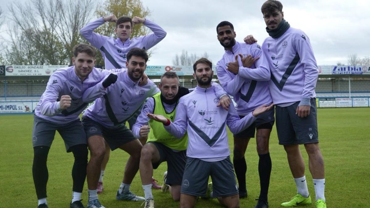 Jugadores del Coria ganadores de un partidillo de entrenamiento.