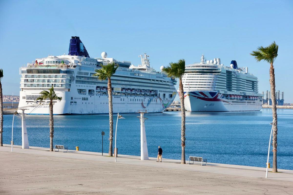 Los dos cruceros que han arribado este martes al Puerto de Alicante