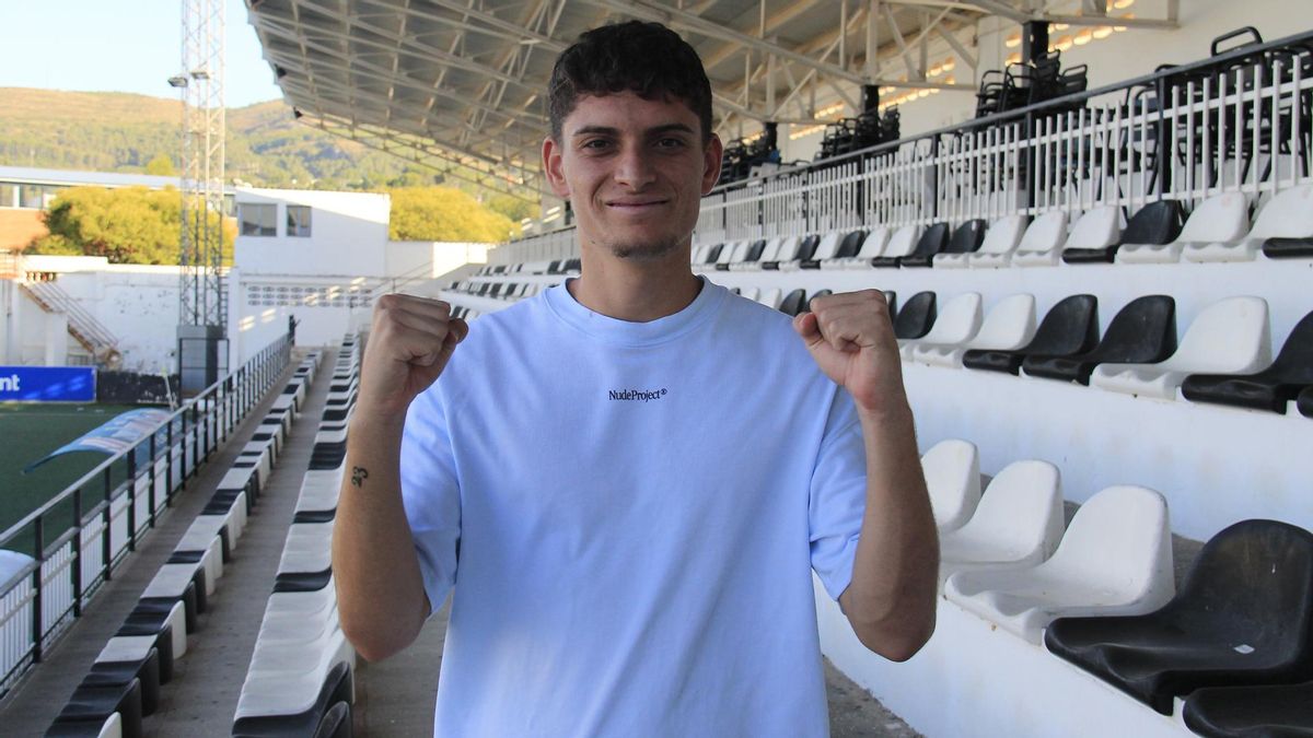 Gaizka Buades en el estadio El Clariano tras fichar por el Ontinyent 1931 CF.
