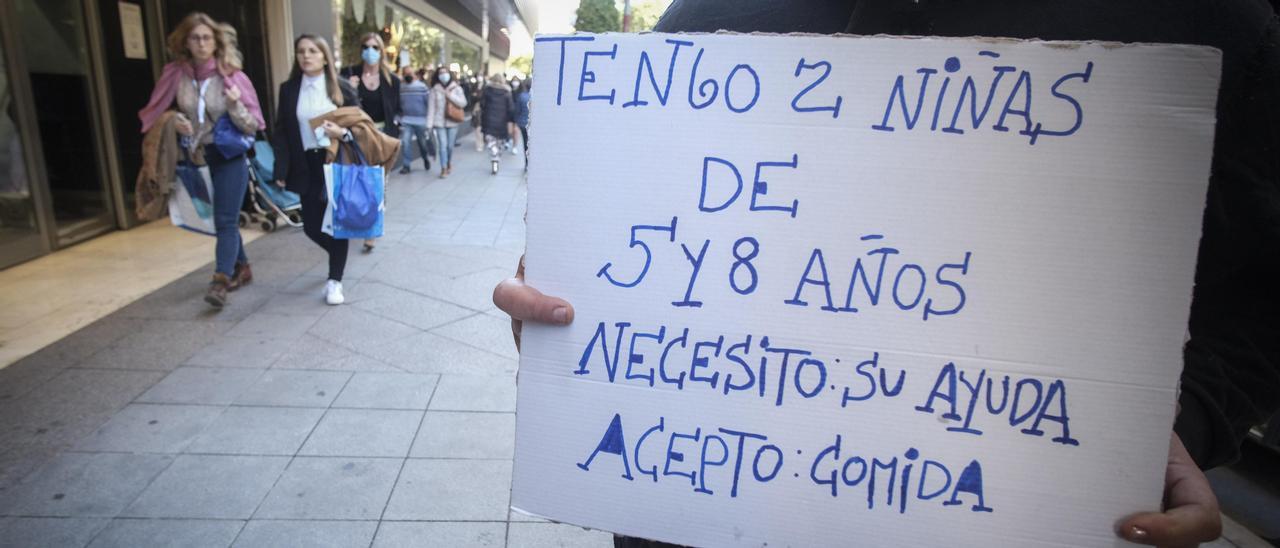 Una persona pide ayuda en una céntrica avenida de Alicante