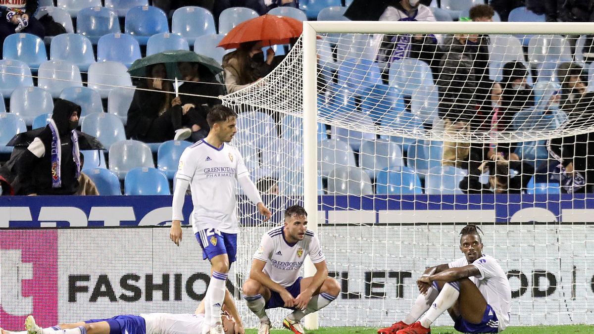 Nieto, Lluís López, Álvaro y Jair, desolados tras el empate del Mirandés.