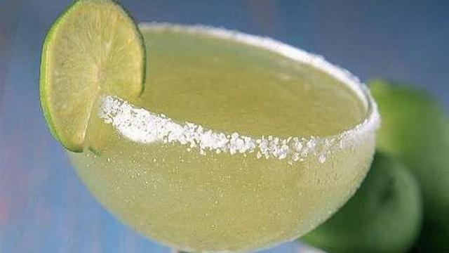 Margarita. Esta bebida refrescante necesita para su preparación tequila y triple seco, zumo de limón y jarabe de azúcar. Para su presentación es habitual adherir una fina capa de sal al borde de la copa.