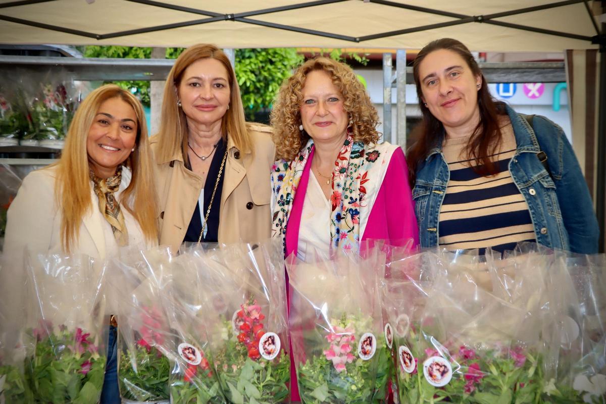 La alcaldesa Folgado partició en el reparto de más de 1.400 plantas entre las madres de Torrent.