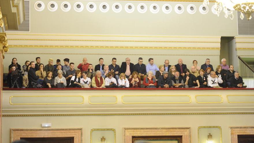 Miembros de la Plataforma ProSoterramiento acudieron ayer a las pajareras para seguir el debate de la moción sobre la pasarela.