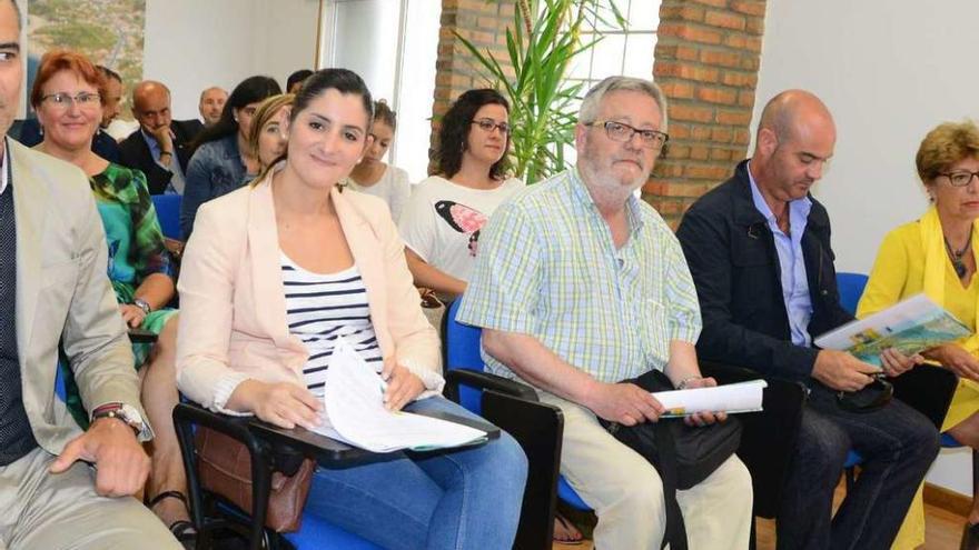 La alcaldesa de Moaña, Leticia Santos, y el regidor de Cangas, Xosé Manuel Pazos (centro). // G.N.