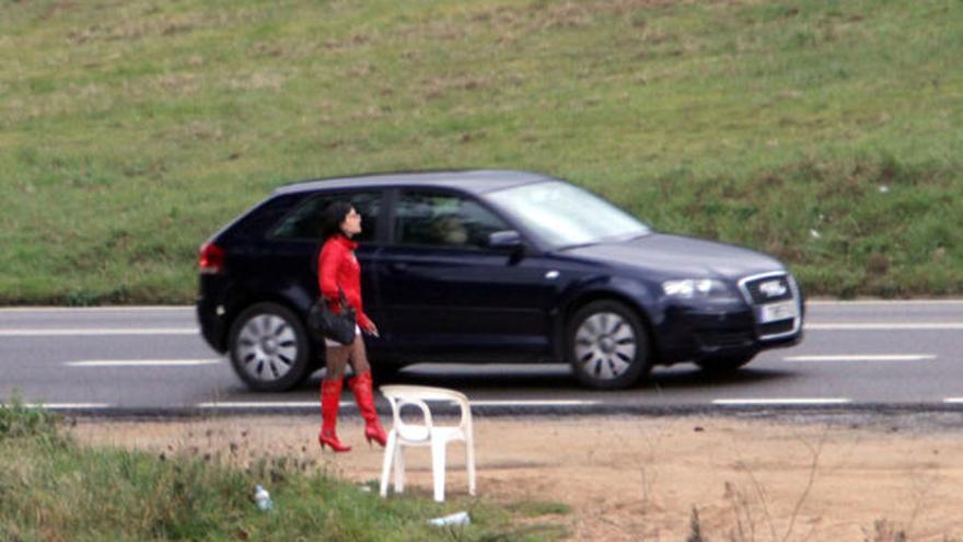 Una prostituta ofereix els seus serveis a una carretera pròxima a la localitat de Tordera.