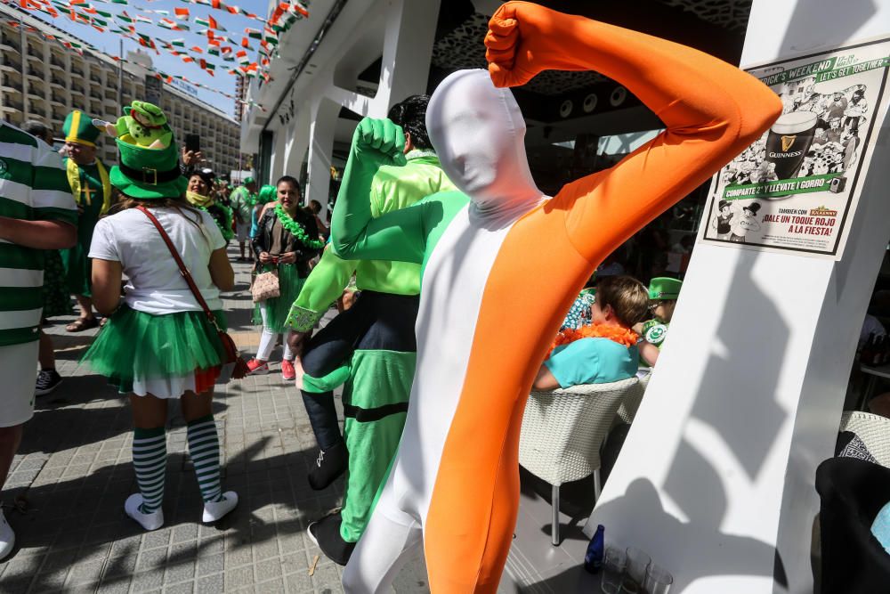 Cientos de turistas y vecinos celebran la fiesta nacional irlandesa y tiñen las calles de verde