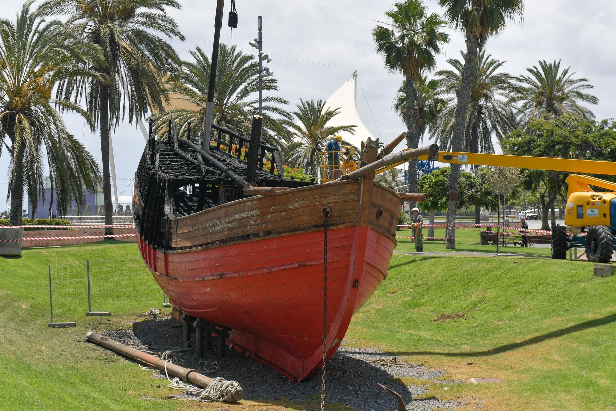 Arde la réplica de 'La Niña' en el Parque de Santa Catalina