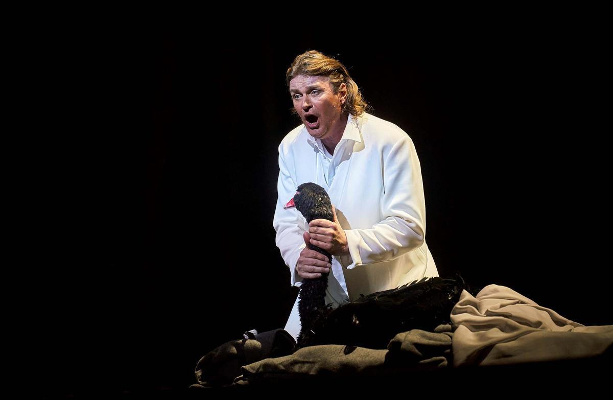 Klaus Florian Vogt en 'Lohengrin', en la versión escénica de Kathrina Wagner.