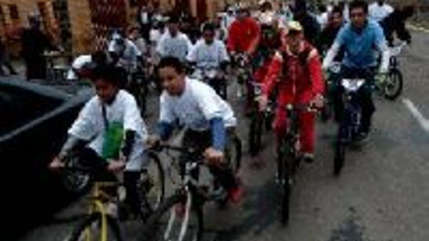 Alumnos y profesores del García Téllez participan en una animada marcha en bicicleta de montaña