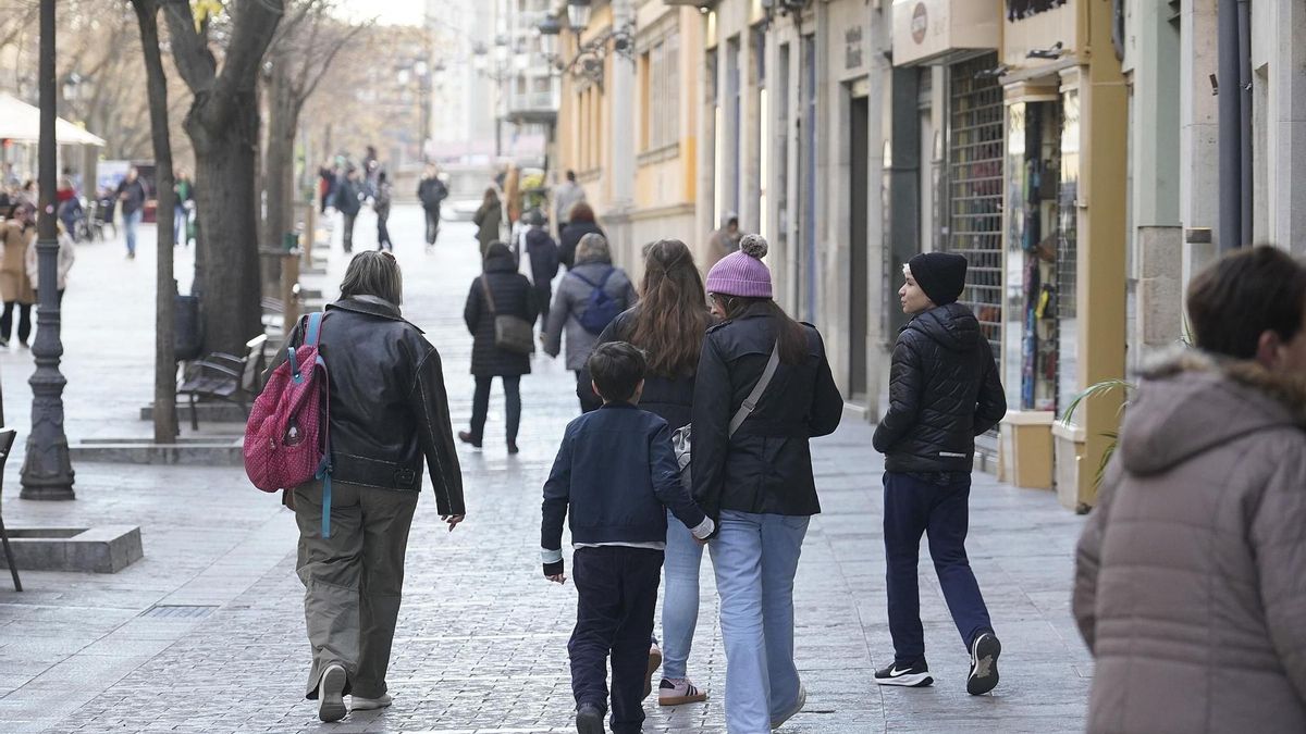 Imatge d'arxiu de ciutadans passejant per la Rambla de Girona.