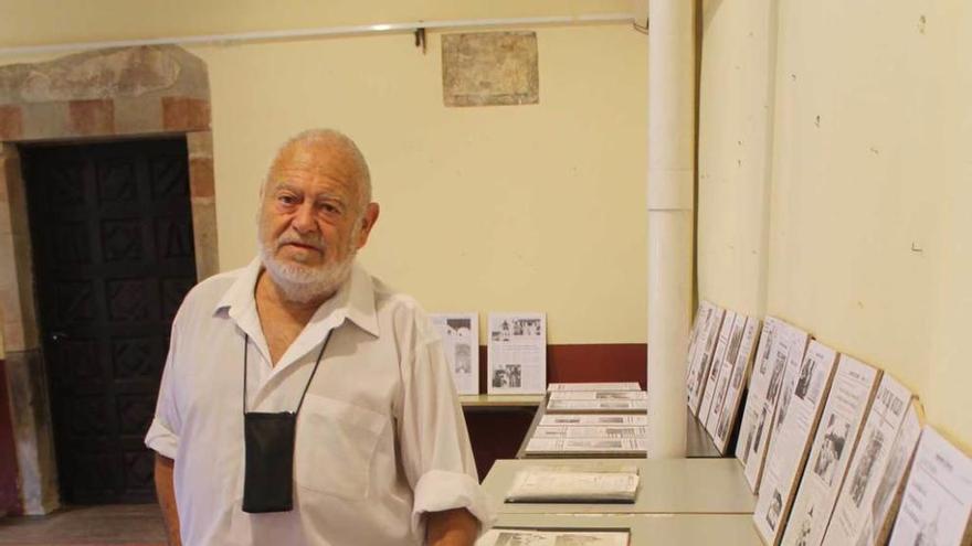 Francisco Javier Menéndez, en la sala donde se exhibe la muestra.