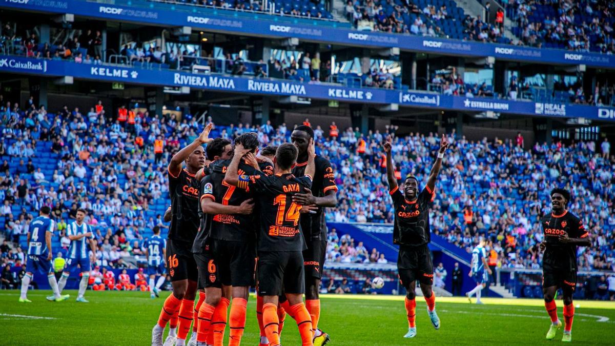 Los jugadores celebran uno de los goles al Espanyol