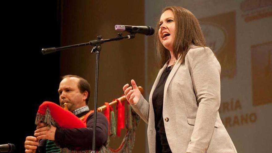 Lorena Corripio, durante una actuación en una pasada edición del concurso de canción asturiana de El Entrego.