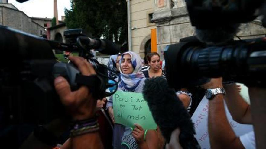 Una familiar de Moussa Oukabir, a la manifestacó de la comunitat musulmana de Ripoll, diumenge.