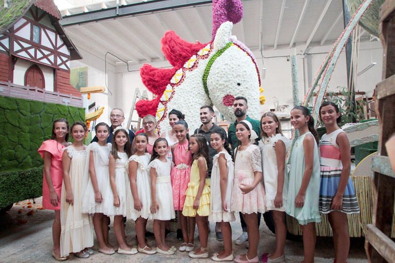 Preparación de las carrozas para la Batalla de Flores