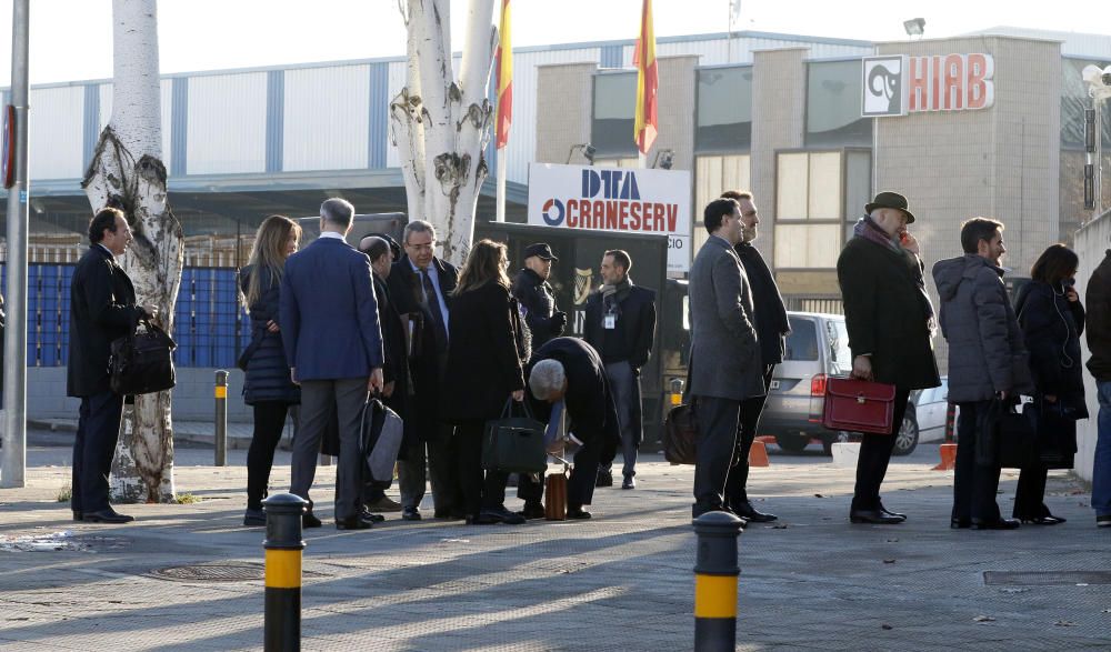 Llegada de acusados y testigos a la vista esta mañana.