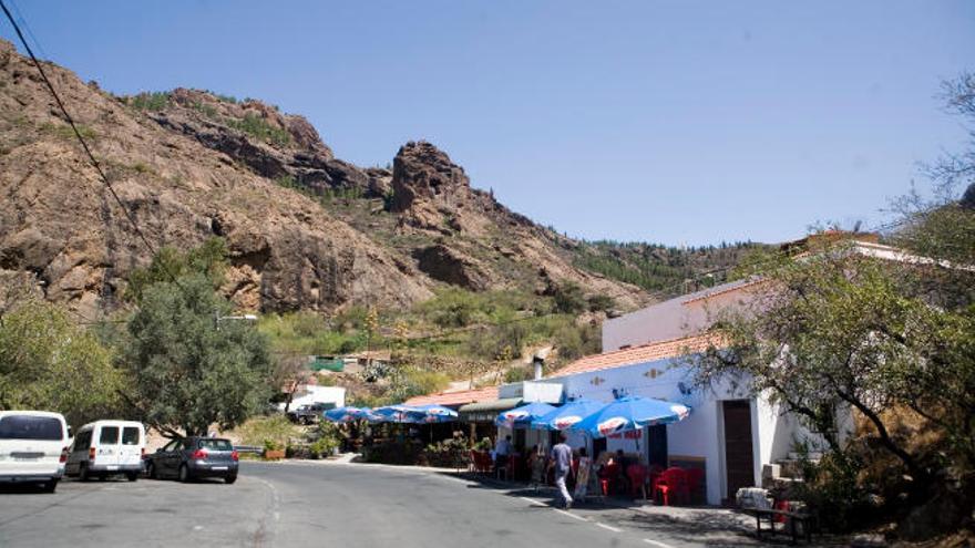 Viviendas y restaurantes de Ayacata junto a la carretera de San Bartolomé de Tirajana a Tejeda.