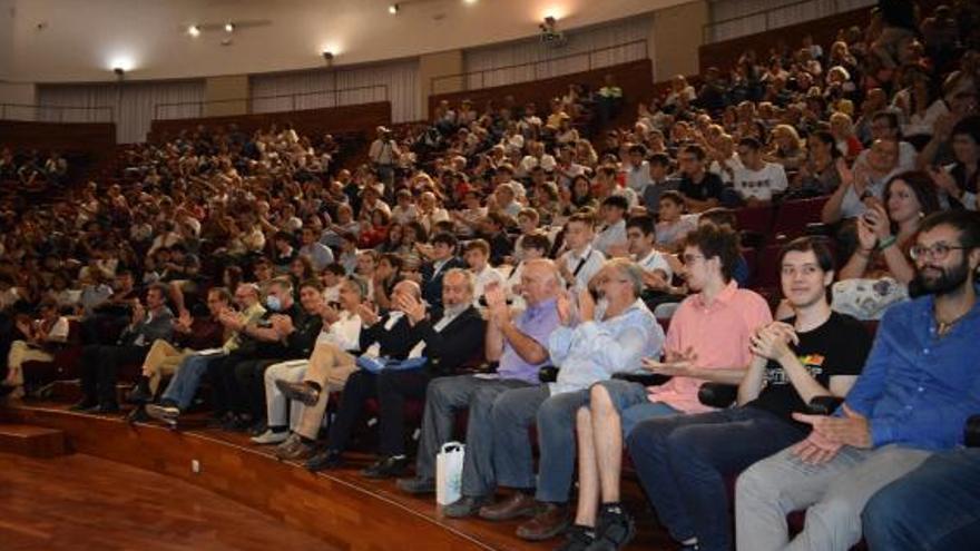 L’aula magna de la Facultat de Medicina i Odontologia de la Universitat de València es va omplir  de gom a gom el passat 8 d’octubre per a celebrar els 15 anys d’Estalmat.