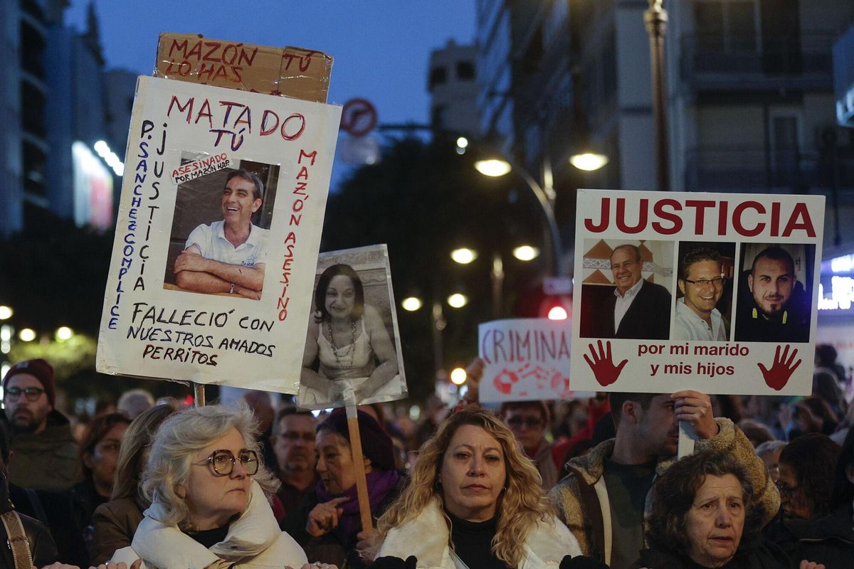 Manifestación celebrada este sábado en València contra el presidente de la Generalitat, Carlos Mazón, por su nefasta gestión de la dana del pasado 29 de octubre, en la que han participado miles de personas. EFE/Manuel Bruque