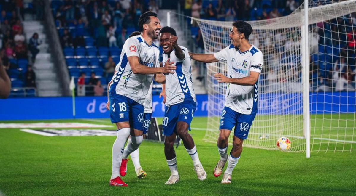 Los jugadores del Tenerife celebran un gol ante el Celta Fortuna. | ARTURO JIMÉNEZ