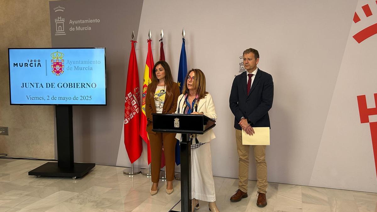 De izquierda a derecha, los concejales Rebeca Pérez, Belén López y Marco Antonio Fernández.